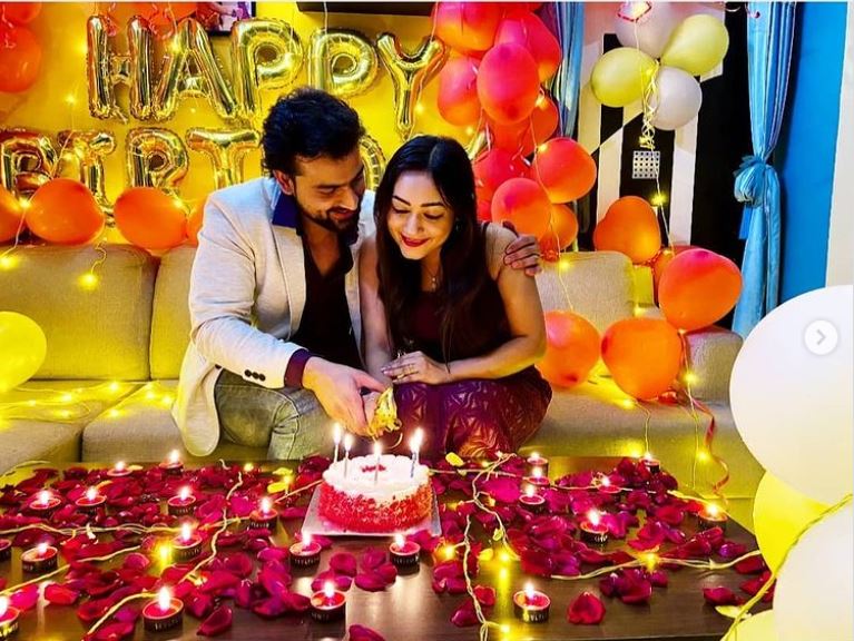 বাংলা সিরিয়ালের হিট জুটি প্রমিতা আর রুদ্রজিৎ সদ্য বাগদান সেরেছেন। ভ্যালেনটাইন্স-ডের দিন আংটি বদলের পর দুজনে আইনি বিয়েও সেরে ফেলেন, অর্থাৎ কপোত-কপোতি এখন অফিশিয়ালি বর-বৌ! বাংলা সিরিয়ালের হিট জুটি প্রমিতা আর রুদ্রজিৎ সদ্য বাগদান সেরেছেন। ভ্যালেনটাইন্স-ডের দিন আংটি বদলের পর দুজনে আইনি বিয়েও সেরে ফেলেন, অর্থাৎ কপোত-কপোতি এখন অফিশিয়ালি বর-বৌ!