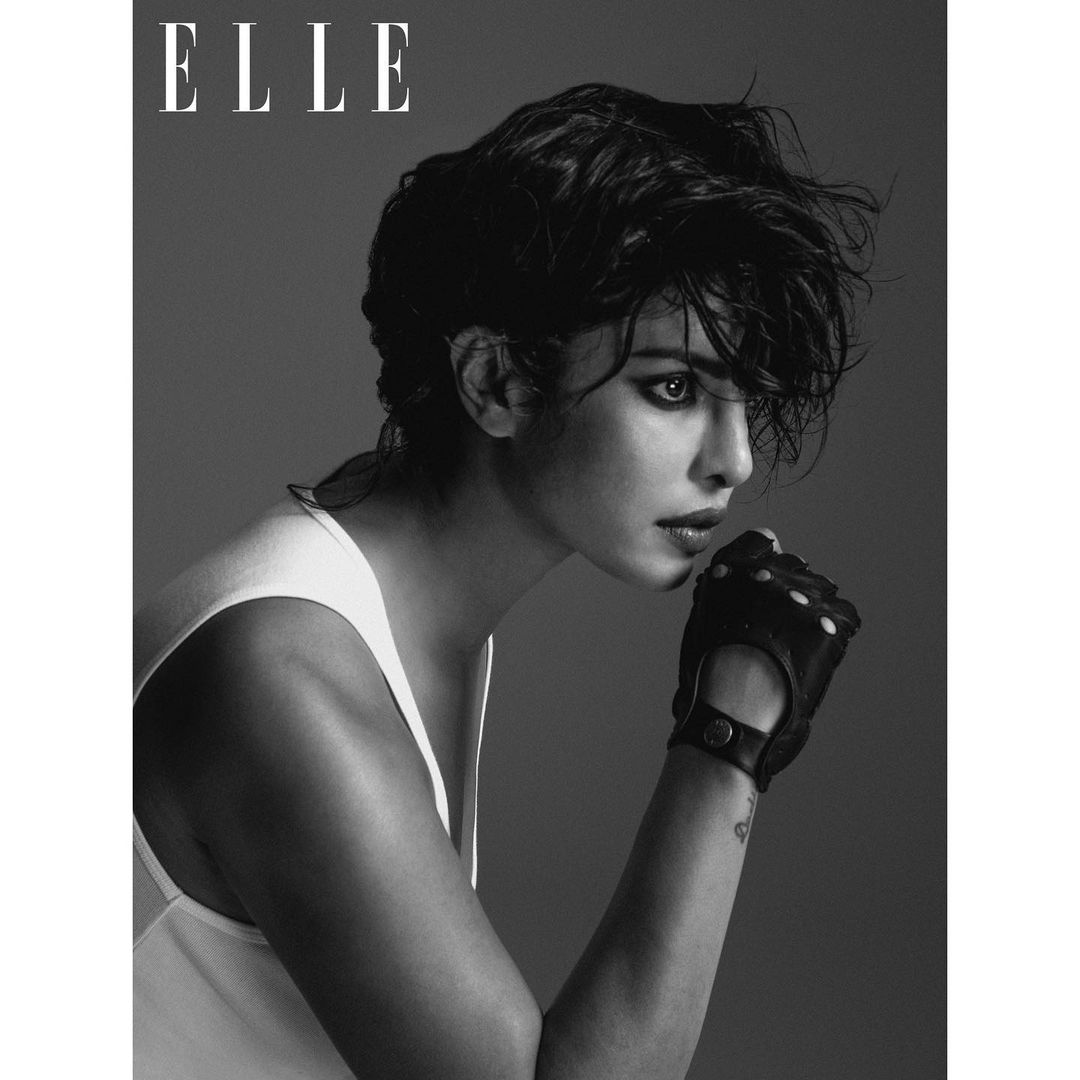 বর্তমানে ব্রিটেনের ম্যাগাজিন Elle UK-এর মার্চ ইস্যুর কভার পেজের জন্য শ্যুট করছেন প্রিয়াঙ্কা। চোখের উপরে এসে পড়েছে এলোমেলো চুল। ইনটেন্স লুকে নেটিজেনদের নজর কেড়েছেন বস লেডি প্রিয়াঙ্কা। বর্তমানে ব্রিটেনের ম্যাগাজিন Elle UK-এর মার্চ ইস্যুর কভার পেজের জন্য শ্যুট করছেন প্রিয়াঙ্কা। চোখের উপরে এসে পড়েছে এলোমেলো চুল। ইনটেন্স লুকে নেটিজেনদের নজর কেড়েছেন বস লেডি প্রিয়াঙ্কা।