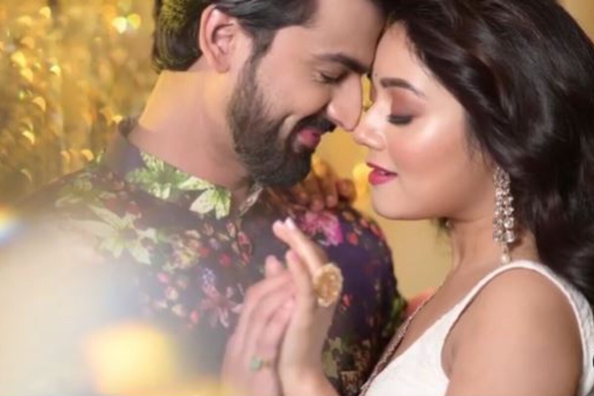 বিগত কয়েকদিন ধরে শপিং থেকে খাওয়া-দাওয়া সব কিছু নিয়েই ব্যস্ত এই সেলেব জুটি। সেই সঙ্গে চলছে আইবুড়ো ভাত খাওয়া। রুদ্রজিৎকে 'জীবনসাথী' ধারাবাহিকের সেটে নিজে হাতে আইবুড়ো-ভাত খাওয়ালেন অভিনেত্রী ইন্দ্রাণী দত্ত ও দীপাঙ্কর দে সহ অন্য কলা-কুশলীরা। ওদিকে প্রমিতাও বাদ নেই আইবুড়ো ভাত খাওয়া থেকে। ফটোশ্যুটের মাঝেই চলছে নায়িকার আইবুড়ো-ভাত অনুষ্ঠান। বিগত কয়েকদিন ধরে শপিং থেকে খাওয়া-দাওয়া সব কিছু নিয়েই ব্যস্ত এই সেলেব জুটি। সেই সঙ্গে চলছে আইবুড়ো ভাত খাওয়া। রুদ্রজিৎকে 'জীবনসাথী' ধারাবাহিকের সেটে নিজে হাতে আইবুড়ো-ভাত খাওয়ালেন অভিনেত্রী ইন্দ্রাণী দত্ত ও দীপাঙ্কর দে সহ অন্য কলা-কুশলীরা। ওদিকে প্রমিতাও বাদ নেই আইবুড়ো ভাত খাওয়া থেকে। ফটোশ্যুটের মাঝেই চলছে নায়িকার আইবুড়ো-ভাত অনুষ্ঠান।