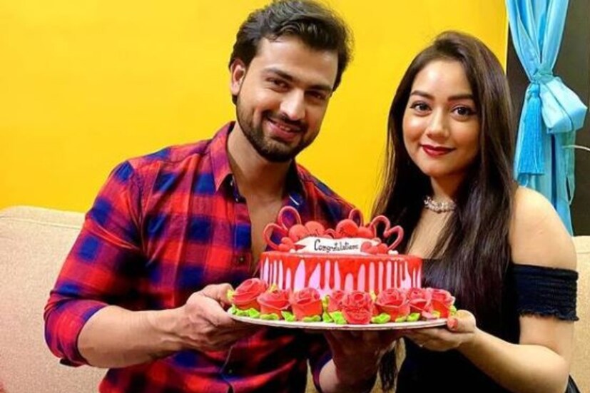 প্রসঙ্গত, কাজের জগতেই দুজনের আলাপ। একই ধারাবাহিকে অভিনয় করতে করতেই প্রেম দুজনের। খুব কম সময়েই এই জুটি দর্শকের মনে নিজেদের জায়গা তৈরি করেছেন। 