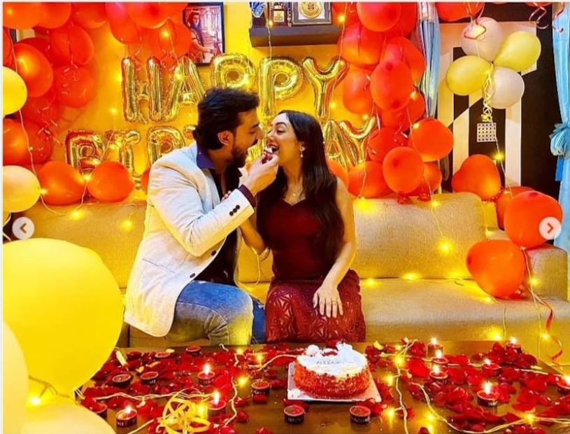 পুরুলিয়ার অযোধ্যা পাহাড়ের কোলে একটি রিসর্টে বসেছিল রিল লাইফের রাঘব আর পারুল বাগদানের আসর। 