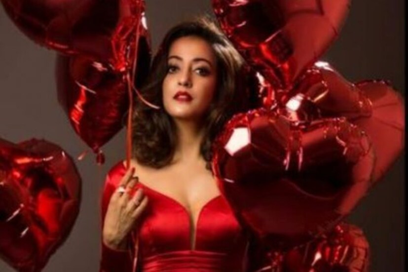 অভিনেত্রী রাইমা সেনও এখনও সিঙ্গল। সাফল্য, সৌন্দর্য  থাকলেও একা থাকাই পছন্দ করেছেন তিনি। একা থাকা মানেই যে একাকিত্বে ভোগা নয় তা বুঝিয়ে দিয়েছেন তিনি। বরং নিজের সঙ্গে সময় কাটিয়ে নিজের কাজের সঙ্গে প্রেমে থাকাও উদযাপনের মতো। ভ্যালেন্টাইনস ডে উপলক্ষে এই লাস্যময়ী ছবি পোস্ট করেছেন রাইমা। 