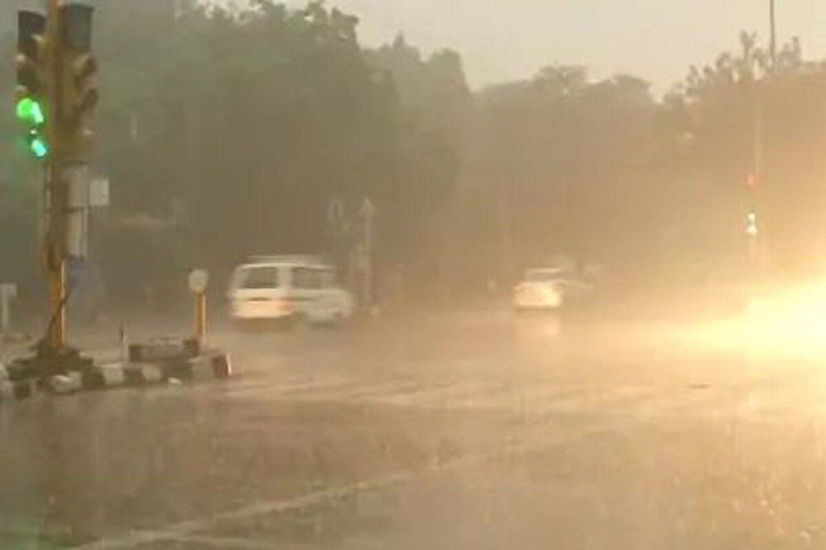 দেশের বিভিন্ন অংশে এখনও আবহাওয়ার (Weather Update)খারাপ রূপ জারি রয়েছে৷ আজও বিভিন্ন অংশে প্রবল বৃষ্টিপাতের পূর্বাভাস জারি রয়েছে৷ হিমাচলেয় পার্বত্য এলাকায় আগামী দু একদিন প্রচণ্ড বৃষ্টি হবে তার সঙ্গে আরও উঁচু অংশে হবে বরফপাত৷ Photo-File দেশের বিভিন্ন অংশে এখনও আবহাওয়ার (Weather Update)খারাপ রূপ জারি রয়েছে৷ আজও বিভিন্ন অংশে প্রবল বৃষ্টিপাতের পূর্বাভাস জারি রয়েছে৷ হিমাচলেয় পার্বত্য এলাকায় আগামী দু একদিন প্রচণ্ড বৃষ্টি হবে তার সঙ্গে আরও উঁচু অংশে হবে বরফপাত৷ Photo-File