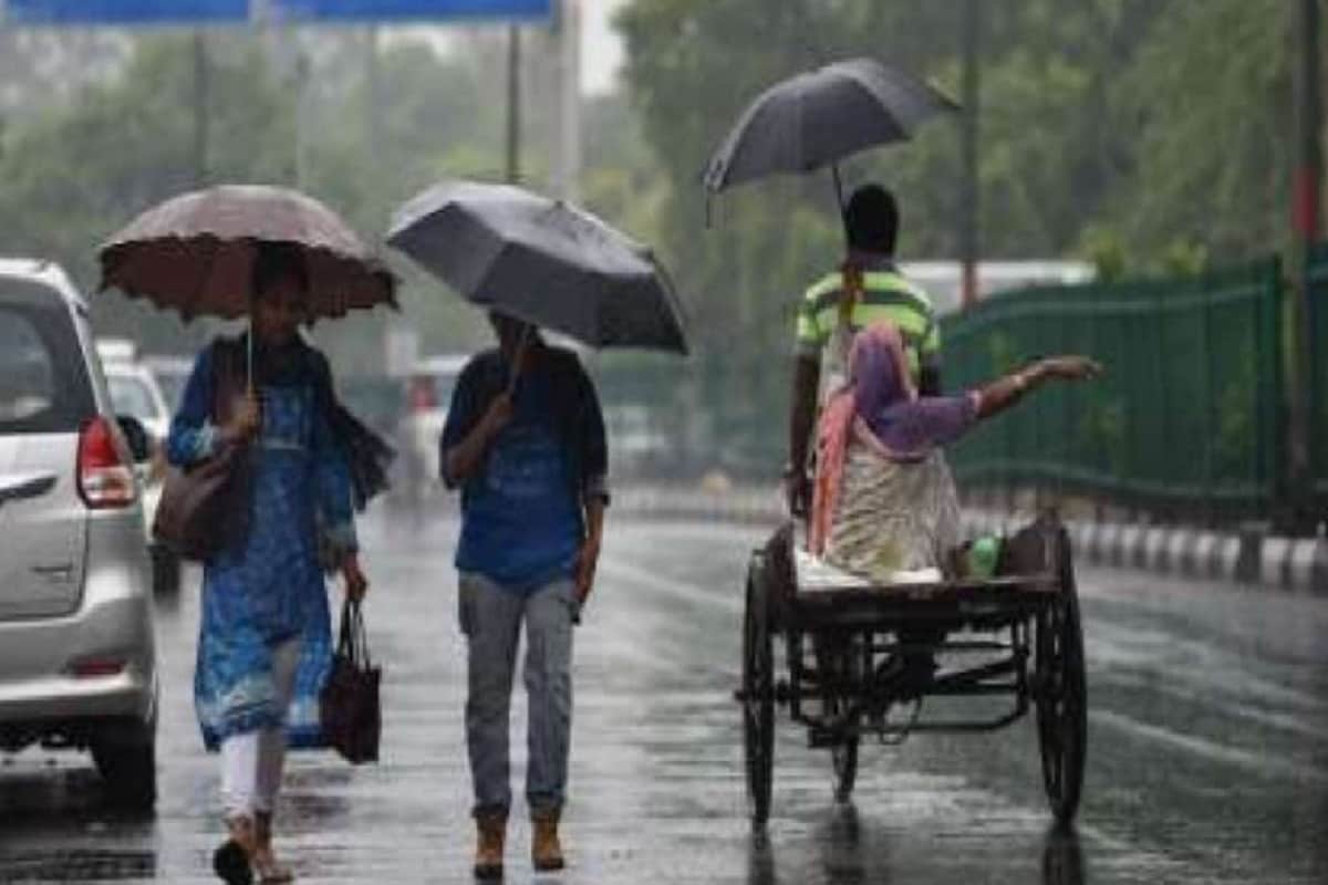 শুক্রবারের মধ্যে কলকাতায় হালকা বৃষ্টির সম্ভাবনা । বুধবার সকালে আংশিক মেঘলা আকাশ ও সামান্য কুয়াশা ছিল। সকালে সর্বনিম্ন তাপমাত্রা ১৯.৫ ডিগ্রি সেলসিয়াস, যা স্বাভাবিকের থেকে ১ ডিগ্রি সেলসিয়াস বেশি। গতকাল বিকেলে সর্বোচ্চ তাপমাত্রা ছিল ৩১.২ ডিগ্রি সেলসিয়াস, স্বাভাবিকের থেকে ১ ডিগ্রি সেলসিয়াস বেশি। বাতাসে আপেক্ষিক আর্দ্রতার পরিমাণ ৩৮ থেকে ৯৭ শতাংশ। গত ২৪ ঘণ্টায় কোন বৃষ্টি হয়নি কলকাতা শহরে। শুক্রবারের মধ্যে কলকাতায় হালকা বৃষ্টির সম্ভাবনা । বুধবার সকালে আংশিক মেঘলা আকাশ ও সামান্য কুয়াশা ছিল। সকালে সর্বনিম্ন তাপমাত্রা ১৯.৫ ডিগ্রি সেলসিয়াস, যা স্বাভাবিকের থেকে ১ ডিগ্রি সেলসিয়াস বেশি। গতকাল বিকেলে সর্বোচ্চ তাপমাত্রা ছিল ৩১.২ ডিগ্রি সেলসিয়াস, স্বাভাবিকের থেকে ১ ডিগ্রি সেলসিয়াস বেশি। বাতাসে আপেক্ষিক আর্দ্রতার পরিমাণ ৩৮ থেকে ৯৭ শতাংশ। গত ২৪ ঘণ্টায় কোন বৃষ্টি হয়নি কলকাতা শহরে।
