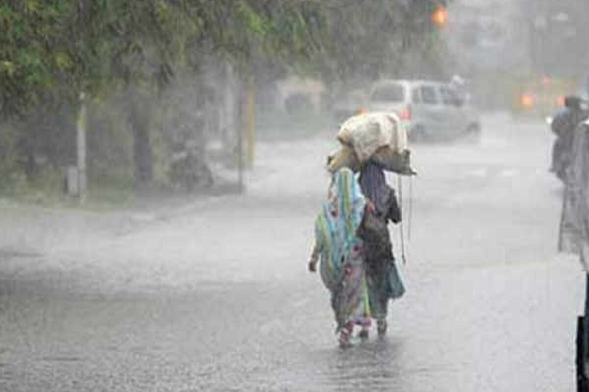 আগামী ২৪ ঘণ্টায় উত্তরবঙ্গের দার্জিলিং কালিম্পং এর পার্বত্য এলাকায় হালকা বৃষ্টির সামান্য সম্ভাবনা। বুধবার বৃষ্টি হতে পারে উত্তরবঙ্গের ওপরের দিকের ৫ জেলা দার্জিলিং কালিম্পং আলিপুরদুয়ার কোচবিহার ও জলপাইগুড়িতে। আগামী ২৪ ঘণ্টায় হালকা থেকে মাঝারি কুয়াশার সর্তকতা কলকাতা হাওড়া হুগলি উত্তর ও দক্ষিণ ২৪ পরগনা এবং পূর্ব মেদিনীপুরে। বৃহস্পতি ও শুক্রবার এ কুয়াশা হবে দার্জিলিং জলপাইগুড়ি কালিম্পং আলিপুরদুয়ার ও কোচবিহারে। বুধবার ঘন কুয়াশার সর্তকতা পঞ্জাব হরিয়ানা চন্ডিগড় দিল্লি ও কিছুটা উত্তরপ্রদেশে। আগামী ২৪ ঘণ্টায় উত্তরবঙ্গের দার্জিলিং কালিম্পং এর পার্বত্য এলাকায় হালকা বৃষ্টির সামান্য সম্ভাবনা। বুধবার বৃষ্টি হতে পারে উত্তরবঙ্গের ওপরের দিকের ৫ জেলা দার্জিলিং কালিম্পং আলিপুরদুয়ার কোচবিহার ও জলপাইগুড়িতে। আগামী ২৪ ঘণ্টায় হালকা থেকে মাঝারি কুয়াশার সর্তকতা কলকাতা হাওড়া হুগলি উত্তর ও দক্ষিণ ২৪ পরগনা এবং পূর্ব মেদিনীপুরে। বৃহস্পতি ও শুক্রবার এ কুয়াশা হবে দার্জিলিং জলপাইগুড়ি কালিম্পং আলিপুরদুয়ার ও কোচবিহারে। বুধবার ঘন কুয়াশার সর্তকতা পঞ্জাব হরিয়ানা চন্ডিগড় দিল্লি ও কিছুটা উত্তরপ্রদেশে।