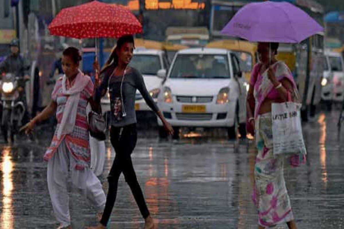 কলকাতায় আজ সকালে হালকা কুয়াশা পরে পরিষ্কার আকাশ। কলকাতার তাপমাত্রা ৩৫ ছুঁয়েছে। গতকাল বিকেলে সর্বোচ্চ তাপমাত্রা স্বাভাবিকের ৪ ডিগ্রি সেলসিয়াস উপরে ৩৫.১ ডিগ্রি সেলসিয়াস। এদিন সকালের সর্বনিম্ন তাপমাত্রা ২০.৪ ডিগ্রি সেলসিয়াস যা স্বাভাবিকের থেকে ১ ডিগ্রি সেলসিয়াস বেশি। বাতাসে আপেক্ষিক আর্দ্রতার পরিমাণ ২৭ থেকে ৯৬ শতাংশ। গত ২৪ ঘণ্টায় কলকাতায় কোন ওবৃষ্টি হয়নি। কলকাতায় আজ সকালে হালকা কুয়াশা পরে পরিষ্কার আকাশ। কলকাতার তাপমাত্রা ৩৫ ছুঁয়েছে। গতকাল বিকেলে সর্বোচ্চ তাপমাত্রা স্বাভাবিকের ৪ ডিগ্রি সেলসিয়াস উপরে ৩৫.১ ডিগ্রি সেলসিয়াস। এদিন সকালের সর্বনিম্ন তাপমাত্রা ২০.৪ ডিগ্রি সেলসিয়াস যা স্বাভাবিকের থেকে ১ ডিগ্রি সেলসিয়াস বেশি। বাতাসে আপেক্ষিক আর্দ্রতার পরিমাণ ২৭ থেকে ৯৬ শতাংশ। গত ২৪ ঘণ্টায় কলকাতায় কোন ওবৃষ্টি হয়নি।