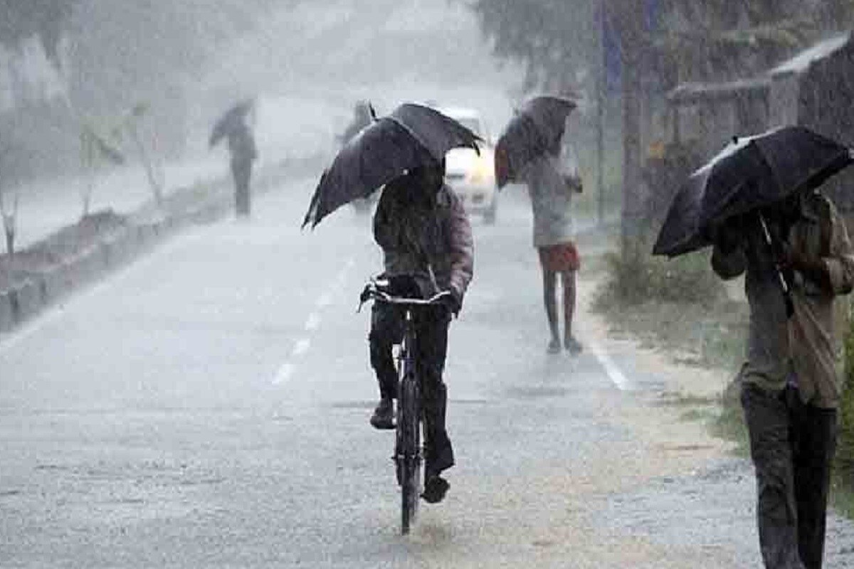 কলকাতাসহ দক্ষিণবঙ্গের তাপমাত্রা বাড়বে। আগামী ৪৮ ঘণ্টায় কিছুটা উত্তর-পশ্চিম বাতাস এর প্রভাব থাকলেও সোমবার থেকে পূবালী হাওয়ার দাপট বাড়বে। এখনও উত্তর-পশ্চিম হওয়া কিছুটা থাকায় জেলায় জেলায় শীতের আমেজ সকালের দিকে থাকবে। কলকাতায় শীত কার্যত উধাও। আগামী ৩-৪ দিনে দিন ও রাতের তাপমাত্রা স্বাভাবিকের থেকে দুই থেকে ৪ ডিগ্রি উপরে থাকবে। কলকাতাসহ দক্ষিণবঙ্গের তাপমাত্রা বাড়বে। আগামী ৪৮ ঘণ্টায় কিছুটা উত্তর-পশ্চিম বাতাস এর প্রভাব থাকলেও সোমবার থেকে পূবালী হাওয়ার দাপট বাড়বে। এখনও উত্তর-পশ্চিম হওয়া কিছুটা থাকায় জেলায় জেলায় শীতের আমেজ সকালের দিকে থাকবে। কলকাতায় শীত কার্যত উধাও। আগামী ৩-৪ দিনে দিন ও রাতের তাপমাত্রা স্বাভাবিকের থেকে দুই থেকে ৪ ডিগ্রি উপরে থাকবে।