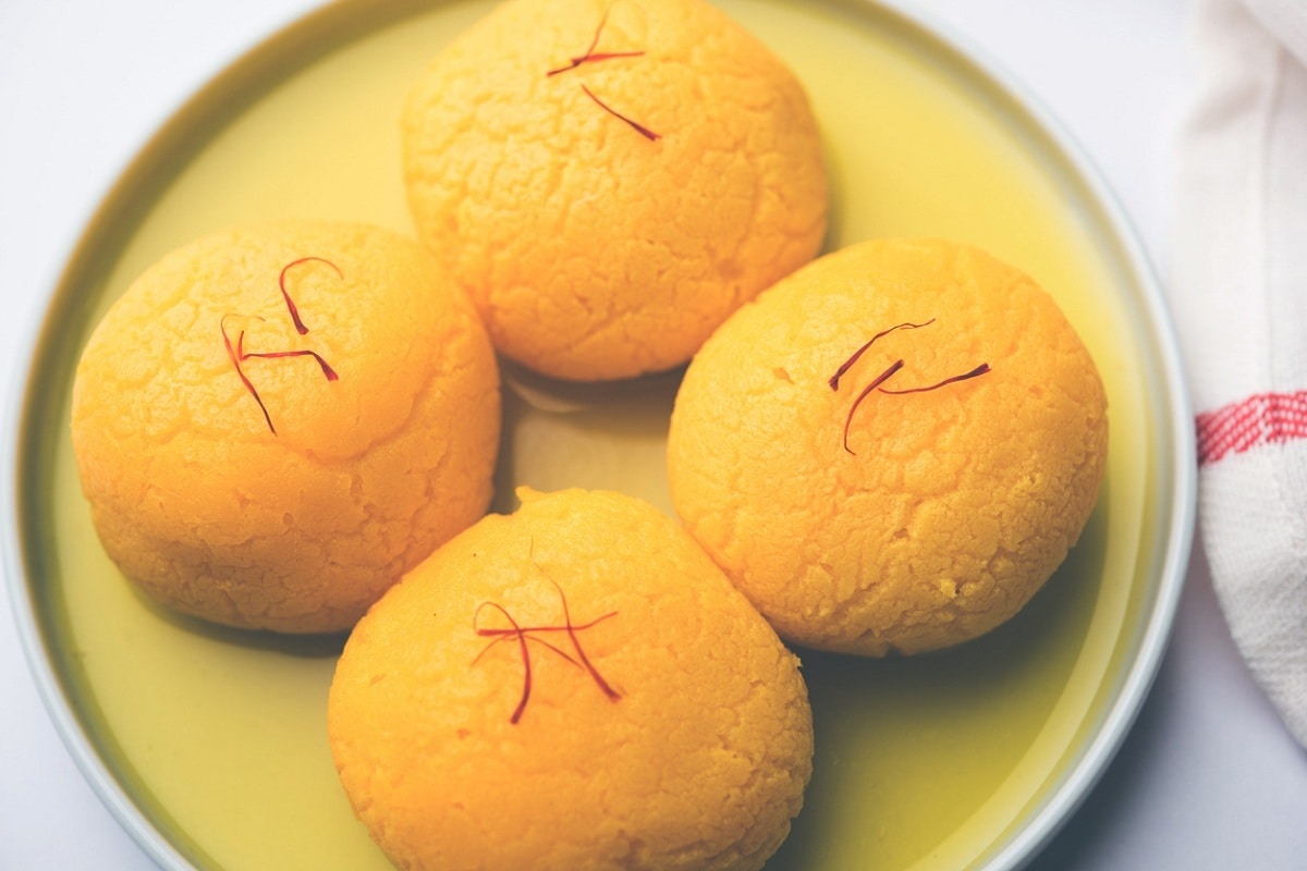 রাজভোগ - হ্যাঁ, এটা একেবারে খাস বাঙালি মিষ্টি। ছানার বল রসে ডুবিয়ে তার সঙ্গে কেশর দিয়ে এই জিভে জল আনা মিষ্টি প্রস্তুত হয়। তবে ওই গুরুজনরা যা বলেন আর কী, রাজভোগ খাবার পাতে থাক, পরীক্ষার খাতায় নয়! রাজভোগ - হ্যাঁ, এটা একেবারে খাস বাঙালি মিষ্টি। ছানার বল রসে ডুবিয়ে তার সঙ্গে কেশর দিয়ে এই জিভে জল আনা মিষ্টি প্রস্তুত হয়। তবে ওই গুরুজনরা যা বলেন আর কী, রাজভোগ খাবার পাতে থাক, পরীক্ষার খাতায় নয়!