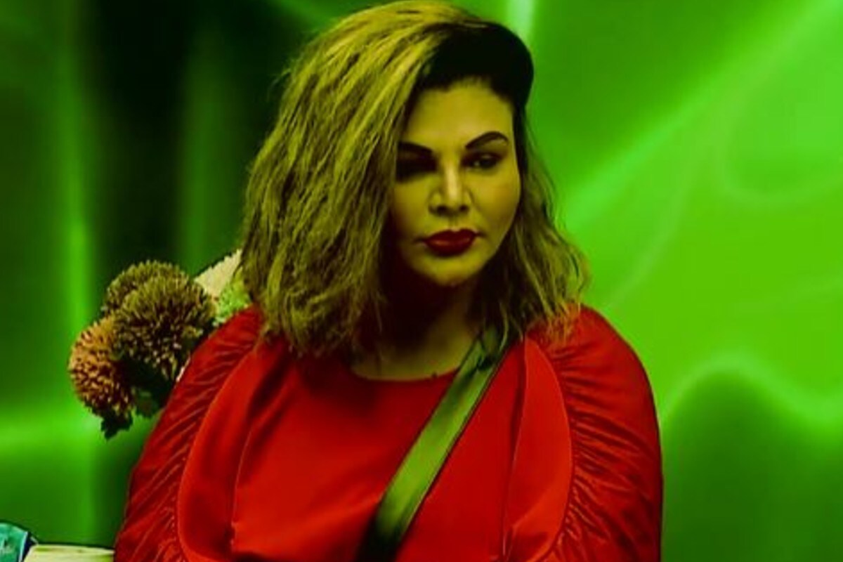 বিগবসের আর এক প্রতিযোগী অভিনব শুক্লাকে পছন্দ করেন রাখি সাওয়ান্ত। নিজের স্বামীর সঙ্গে তাঁরও তুলনা করেছেন তিনি। রাখি বলেন অভিনবের দেখতে সুন্দর না তাঁর স্বামীকে। এমনকি চেহারাও ভালো নয়। বিয়ের আগে নাকি তাঁকে বেশ কয়েকবার রিতেশ তাঁকে প্রতারণাও করেছেন। কিন্তু এতকিছুর পরেও তিনি বিবাহিত থাকতে চান ভবিষ্যতে সন্তানদের জন্য। বিগবসের আর এক প্রতিযোগী অভিনব শুক্লাকে পছন্দ করেন রাখি সাওয়ান্ত। নিজের স্বামীর সঙ্গে তাঁরও তুলনা করেছেন তিনি। রাখি বলেন অভিনবের দেখতে সুন্দর না তাঁর স্বামীকে। এমনকি চেহারাও ভালো নয়। বিয়ের আগে নাকি তাঁকে বেশ কয়েকবার রিতেশ তাঁকে প্রতারণাও করেছেন। কিন্তু এতকিছুর পরেও তিনি বিবাহিত থাকতে চান ভবিষ্যতে সন্তানদের জন্য।