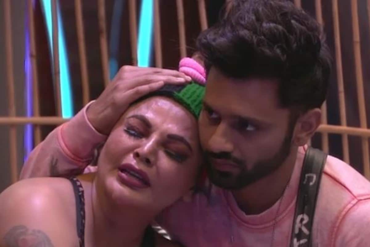 সম্প্রতি বিয়ে নিয়ে আর একটি বিস্ফোরক মন্তব্য করেছেন তিনি। রাহুল বৈদ্যকে রাখি জানান, তাঁর স্বামী নাকি আগে থেকেই বিবাহিত ছিলেন। এমনকি সেই স্বামীর নাকি এক সন্তানও রয়েছে। কিন্তু বিয়ে করার সময়ে এই কথাটি জানতেন না বলে দাবি রাখির। রাখি নিজেই জানিয়েছেন তাঁর স্বামীর নাম নাকি রিতেশ। সম্প্রতি বিয়ে নিয়ে আর একটি বিস্ফোরক মন্তব্য করেছেন তিনি। রাহুল বৈদ্যকে রাখি জানান, তাঁর স্বামী নাকি আগে থেকেই বিবাহিত ছিলেন। এমনকি সেই স্বামীর নাকি এক সন্তানও রয়েছে। কিন্তু বিয়ে করার সময়ে এই কথাটি জানতেন না বলে দাবি রাখির। রাখি নিজেই জানিয়েছেন তাঁর স্বামীর নাম নাকি রিতেশ।