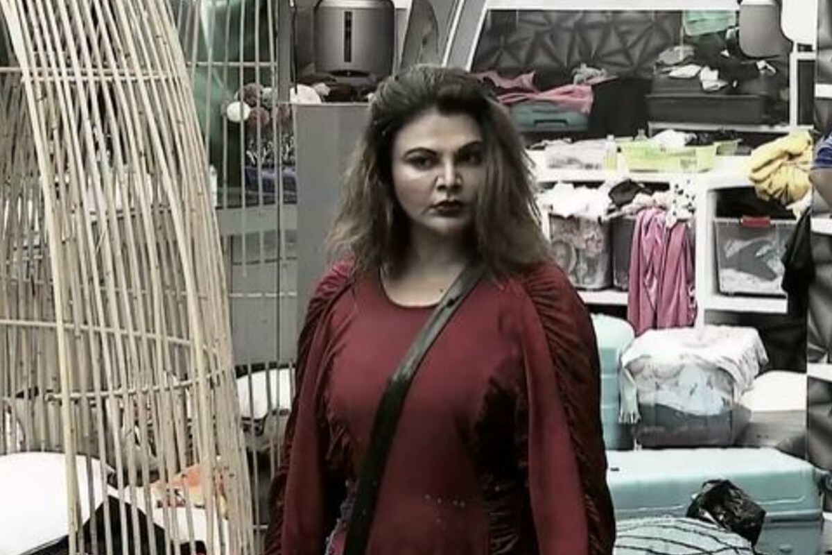 তবে সেই সন্তানদের সঙ্গে নাকি কখনওই তাঁর স্বামী দেখা করতে আসবেন না। দাবি রাখির। কোনও দিনও স্বীকৃতিও দেবেন না। রাখি এও জানিয়েছেন একজন ব্যক্তির থেকে নিজেকে বাঁচানোর জন্য নাকি তিনি এই বিয়ে করেছেন। রাখি বলেছেন, বিয়ের আগে তিনি রিতেশকে দেখেননি। কিন্তু তাঁর ব্যাঙ্ক ব্যালান্স জেনে নেন। তবে সেই সন্তানদের সঙ্গে নাকি কখনওই তাঁর স্বামী দেখা করতে আসবেন না। দাবি রাখির। কোনও দিনও স্বীকৃতিও দেবেন না। রাখি এও জানিয়েছেন একজন ব্যক্তির থেকে নিজেকে বাঁচানোর জন্য নাকি তিনি এই বিয়ে করেছেন। রাখি বলেছেন, বিয়ের আগে তিনি রিতেশকে দেখেননি। কিন্তু তাঁর ব্যাঙ্ক ব্যালান্স জেনে নেন।