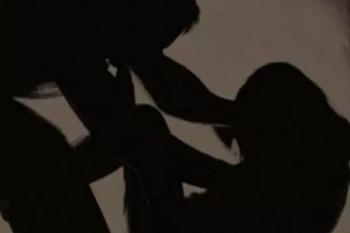 •পুলিশ সূত্রের জানা গিয়েছে যে, সোমবার রাতে অভিযুক্ত সত্যেন্দ্র তাঁর বাড়িতে ঢুকে পড়ে। শুরু হয় নির্যাতন। তখনই প্রতিবাদ করেন মহিলা এবং চিৎকার করে গোটা গ্রামে সাড়া ফেলে দিতে চান তিনি। এতেই প্রথমে কিছুটা ঘাবড়ে যায় অভিযুক্ত। তারপরই শুরু করে মারধর। তবে ততক্ষণে পাড়ার অন্যরা জেগে ওঠেন। এবং মহিলাকে সাহায্য করে আসেন। খবর দেন পুলিশেও। Representative Image •পুলিশ সূত্রের জানা গিয়েছে যে, সোমবার রাতে অভিযুক্ত সত্যেন্দ্র তাঁর বাড়িতে ঢুকে পড়ে। শুরু হয় নির্যাতন। তখনই প্রতিবাদ করেন মহিলা এবং চিৎকার করে গোটা গ্রামে সাড়া ফেলে দিতে চান তিনি। এতেই প্রথমে কিছুটা ঘাবড়ে যায় অভিযুক্ত। তারপরই শুরু করে মারধর। তবে ততক্ষণে পাড়ার অন্যরা জেগে ওঠেন। এবং মহিলাকে সাহায্য করে আসেন। খবর দেন পুলিশেও। Representative Image