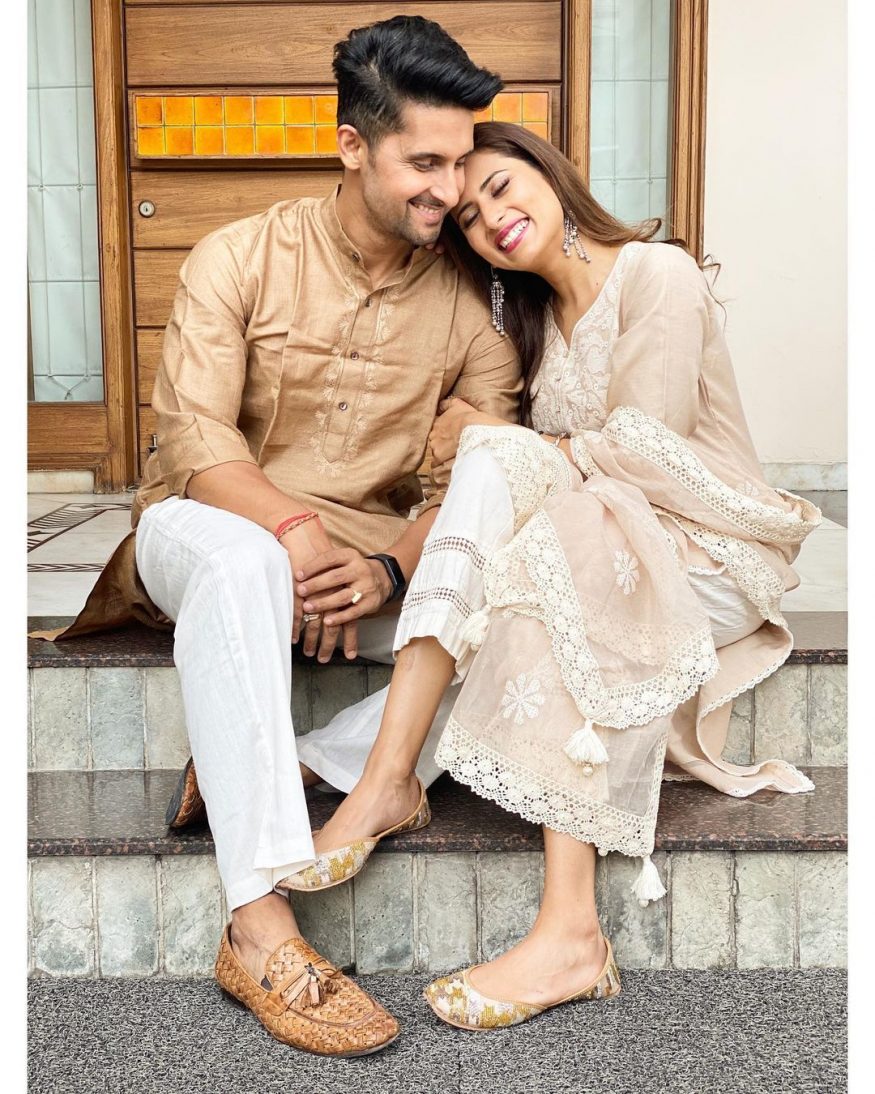 এথনিক ওয়্যারে সরগুনের কপাল ছুঁয়ে গিয়েছে রবির গাল। তৈরি হয়েছে এক বাটারফ্লাই কিসের অবসর! যেখানে ঠোঁট নয়, বরং চোখের পাতা কথা বলে! এথনিক ওয়্যারে সরগুনের কপাল ছুঁয়ে গিয়েছে রবির গাল। তৈরি হয়েছে এক বাটারফ্লাই কিসের অবসর! যেখানে ঠোঁট নয়, বরং চোখের পাতা কথা বলে!