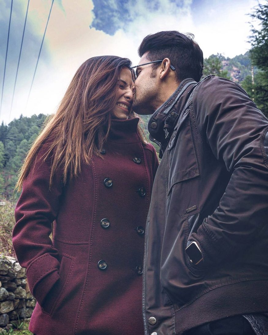 বেড়াতে গিয়ে হোক বা কোনও অনুষ্ঠানে, নানা জায়গাতেই সরগুন আর রবির এমন অনেক মুহূর্ত আছে, যা চুম্বনের ঠিক আগের ধাপে এসে থমকে গিয়েছে। কিন্তু পাহাড়ের কোলে ভেঙেছে আদরের বাঁধ, স্ত্রীর কপালে রোদের মতো এসে পড়েছে রবির সোহাগ-চুম্বন। বেড়াতে গিয়ে হোক বা কোনও অনুষ্ঠানে, নানা জায়গাতেই সরগুন আর রবির এমন অনেক মুহূর্ত আছে, যা চুম্বনের ঠিক আগের ধাপে এসে থমকে গিয়েছে। কিন্তু পাহাড়ের কোলে ভেঙেছে আদরের বাঁধ, স্ত্রীর কপালে রোদের মতো এসে পড়েছে রবির সোহাগ-চুম্বন।