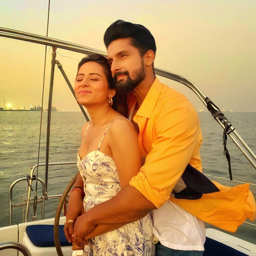 জলের বুকে ধীরে ধীরে মিলিয়ে যাবে সূর্য। সরগুন কিন্তু ইতিমধ্যেই মিলিয়ে গিয়েছেন রবির বুকে। আবেশে, আশ্লেষে বুজে এসেছে তাঁর চোখদু'টি। জলের বুকে ধীরে ধীরে মিলিয়ে যাবে সূর্য। সরগুন কিন্তু ইতিমধ্যেই মিলিয়ে গিয়েছেন রবির বুকে। আবেশে, আশ্লেষে বুজে এসেছে তাঁর চোখদু'টি।