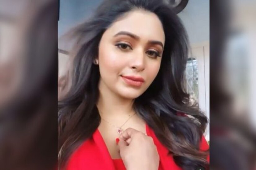 টলিউডের আর এক সুন্দরী অভিনেত্রী ঋতাভরী চক্রবর্তী। ভক্তের সংখ্যা গুনে শেষ করা যাবে না তাঁর। কিন্তু তাও তিনি সিঙ্গল! এও কী সম্ভব! অবশ্যই সম্ভব। একা থাকা বা সম্পর্কে থাকা দুটোই যে ব্যক্তিগত পছন্দ তা এই অভিনেত্রীরাই বুঝিয়ে দিয়েছেন। একা থাকা মানে মোটেই অসম্পূর্ণ নয় সেটাই প্রমাণ করছেন এঁরা। তাই ভ্যালেন্টাইনস ডে উপলক্ষে একাই সোশ্যাল মিডিয়া পোস্ট করে ভালোবাসার বার্তা দিয়েছেন অভিনেত্রী। 