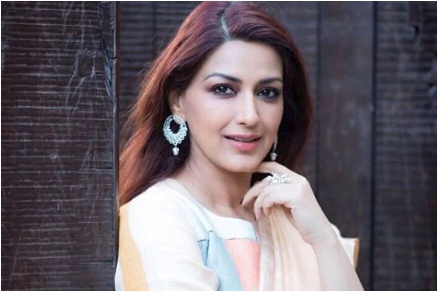 সোনালির জন্ম ১ জানুয়ারি মুম্বইয়ের একটি মরাঠি পরিবারে। কেন্দ্রীয় স্কুল ও হলি ক্রস কনভেন্টে পড়াশোনা। স্নাতক রামনারায়ণ রাজা কলেজ থেকে। কম বয়সেই মডেলিংয়ে ঝোঁক ছিল তাঁর। বিজ্ঞাপনের হাত ধরে একটু একটু করে পা রাখেন সিনেমার জগতে। প্রথম ছবি আগ মুক্তি পায় ১৯৯৪ সালে। শিল্পা শেট্টির সঙ্গে স্ক্রিন শেয়ার করতে দেখা গিয়েছিল তাঁকে। সোনালির জন্ম ১ জানুয়ারি মুম্বইয়ের একটি মরাঠি পরিবারে। কেন্দ্রীয় স্কুল ও হলি ক্রস কনভেন্টে পড়াশোনা। স্নাতক রামনারায়ণ রাজা কলেজ থেকে। কম বয়সেই মডেলিংয়ে ঝোঁক ছিল তাঁর। বিজ্ঞাপনের হাত ধরে একটু একটু করে পা রাখেন সিনেমার জগতে। প্রথম ছবি আগ মুক্তি পায় ১৯৯৪ সালে। শিল্পা শেট্টির সঙ্গে স্ক্রিন শেয়ার করতে দেখা গিয়েছিল তাঁকে।