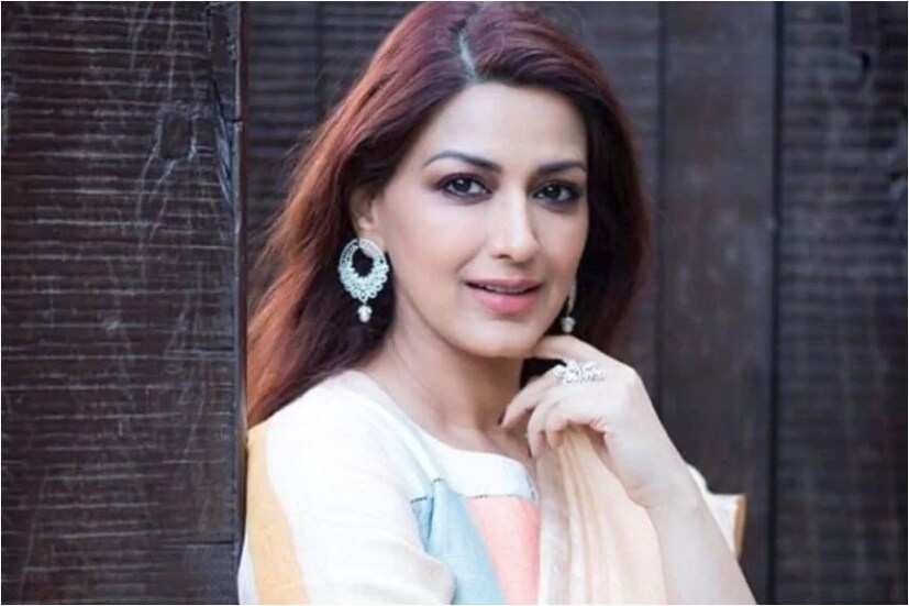 সোনালির জন্ম ১ জানুয়ারি মুম্বইয়ের একটি মরাঠি পরিবারে। কেন্দ্রীয় স্কুল ও হলি ক্রস কনভেন্টে পড়াশোনা। স্নাতক রামনারায়ণ রাজা কলেজ থেকে। কম বয়সেই মডেলিংয়ে ঝোঁক ছিল তাঁর। বিজ্ঞাপনের হাত ধরে একটু একটু করে পা রাখেন সিনেমার জগতে। প্রথম ছবি আগ মুক্তি পায় ১৯৯৪ সালে। শিল্পা শেট্টির সঙ্গে স্ক্রিন শেয়ার করতে দেখা গিয়েছিল তাঁকে।