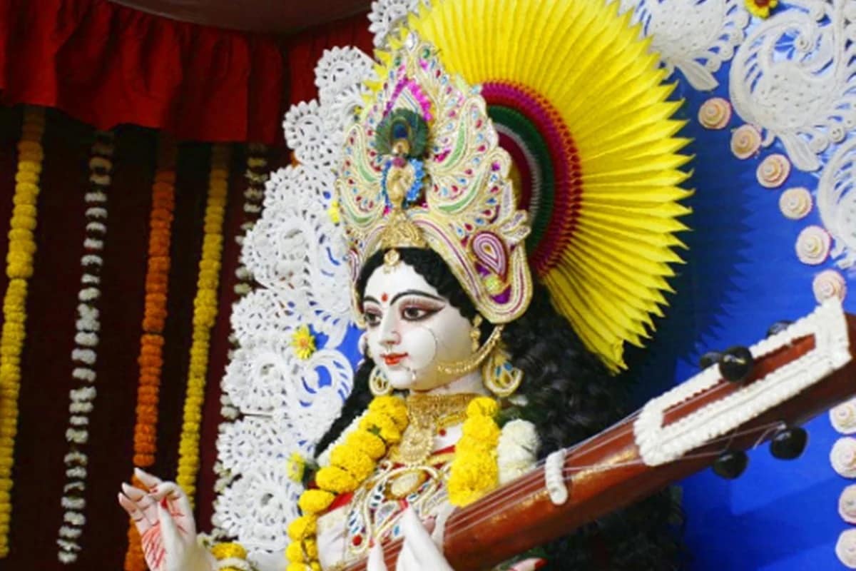 আবার ফিরে আসতে হয় বেদের কাছেই। কেন না, বৈদিক ভারতের অন্যতম গুরুত্বপূর্ণ দেবী এই সরস্বতী-ই! তো, বেদ বলছে, যখন ঋষিরা যজ্ঞাগ্নি প্রজ্জ্বলিত করেন, সামগানে মুখর হয় সভাস্থল, তখন দেবী সরস্বতী তুষ্ট হয়ে আবির্ভূতা হন যজ্ঞবেদিতে, উপাসনার ফলস্বরূপ জলদান করে তৃপ্ত করেন ভক্তকে। যজ্ঞের আগুনের শিখার হলুদ রং এবং সরস্বতীর মধ্যে এভাবে দ্বিতীয় যোগসূত্রটি খুঁজে পাওয়া যায়। আবার ফিরে আসতে হয় বেদের কাছেই। কেন না, বৈদিক ভারতের অন্যতম গুরুত্বপূর্ণ দেবী এই সরস্বতী-ই! তো, বেদ বলছে, যখন ঋষিরা যজ্ঞাগ্নি প্রজ্জ্বলিত করেন, সামগানে মুখর হয় সভাস্থল, তখন দেবী সরস্বতী তুষ্ট হয়ে আবির্ভূতা হন যজ্ঞবেদিতে, উপাসনার ফলস্বরূপ জলদান করে তৃপ্ত করেন ভক্তকে। যজ্ঞের আগুনের শিখার হলুদ রং এবং সরস্বতীর মধ্যে এভাবে দ্বিতীয় যোগসূত্রটি খুঁজে পাওয়া যায়।
