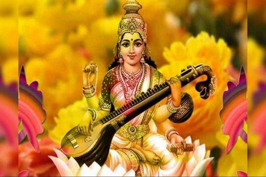 তাহলে সরস্বতী পুজোর দিনে বাসন্তী বা হলুদ রং পরার তাৎপর্য কী? এই প্রসঙ্গে সবার আগে তাকানো যায় ঋগ্বেদের দিকে। বেদ সরস্বতীকে অপার্থিব আলোকরূপা বলে বর্ণনা করেছে। জানিয়েছে যে এই দেবী অতীব দ্যুতিময়ী, তিনি তাঁর আলোকচ্ছটায় স্বর্গ এবং মর্ত্যের অনেকটাই আলোকিত করে রাখেন। আলোর রং হলুদ, অতএব এই দিক থেকে সরস্বতী এবং বাসন্তী বা হলুদ রঙের একটা যোগসূত্র পাওয়া যায়।