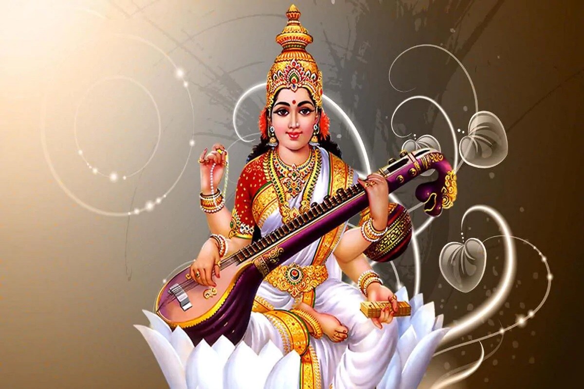 পশ্চিমবঙ্গের ছাত্রছাত্রীরা শিক্ষামন্ত্রীকে ধন্যবাদ না দিয়ে পারছে না। করোনার জন্য দীর্ঘ দিন স্কুল বন্ধ ছিল। সরস্বতী পুজোর আগে শুধু যে স্কুল খুলেছে তা নয়, মিলেছে শিক্ষা প্রাঙ্গনে পুজো করার অনুমতিও। আজ তো হলুদ রঙে সেজে ওঠার দিন, আর চেটেপুটে খিচুড়ি ভোগ খাওয়ার দিন! স্কুল হোক বা বাড়ি, সরস্বতী পুজোর সঙ্গে পেটপুজোর যে একটা বিশেষ যোগ আছে, সে আর অস্বীকার করে লাভ নেই। তাই পুজোর দিন আমরা হাজির হয়েছি কয়েকটি জিভে জল আনা সাবেকি পদের সন্ধান নিয়ে। এখন তৈরি করুন বা পরে, নিজে রাঁধুন বা শরণাপন্ন হন হোম ডেলিভারির, এই সুস্বাদু খাবারের হাত ধরে অন্তত সরস্বতী পুজোর আমেজটা পাতে আসুক! পশ্চিমবঙ্গের ছাত্রছাত্রীরা শিক্ষামন্ত্রীকে ধন্যবাদ না দিয়ে পারছে না। করোনার জন্য দীর্ঘ দিন স্কুল বন্ধ ছিল। সরস্বতী পুজোর আগে শুধু যে স্কুল খুলেছে তা নয়, মিলেছে শিক্ষা প্রাঙ্গনে পুজো করার অনুমতিও। আজ তো হলুদ রঙে সেজে ওঠার দিন, আর চেটেপুটে খিচুড়ি ভোগ খাওয়ার দিন! স্কুল হোক বা বাড়ি, সরস্বতী পুজোর সঙ্গে পেটপুজোর যে একটা বিশেষ যোগ আছে, সে আর অস্বীকার করে লাভ নেই। তাই পুজোর দিন আমরা হাজির হয়েছি কয়েকটি জিভে জল আনা সাবেকি পদের সন্ধান নিয়ে। এখন তৈরি করুন বা পরে, নিজে রাঁধুন বা শরণাপন্ন হন হোম ডেলিভারির, এই সুস্বাদু খাবারের হাত ধরে অন্তত সরস্বতী পুজোর আমেজটা পাতে আসুক!