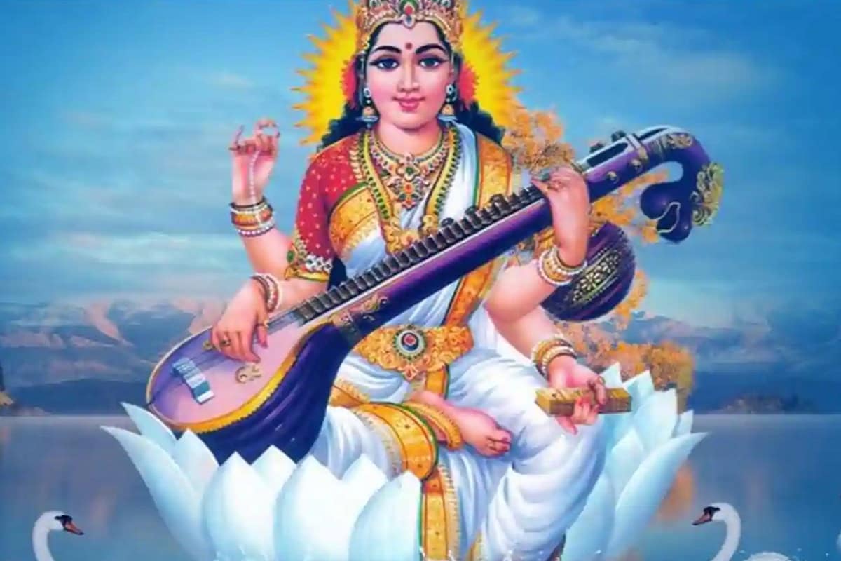 এক্ষেত্রে বাদ দেওয়া যায় না সূর্যের উত্তরায়নের প্রসঙ্গও। বসন্তকাল সূর্যের উত্তরায়ণ গতির দ্যোতক, এই সময় থেকে সূর্যালোক তীব্র এবং গাঢ় হলুদ হতে শুরু করে। সেই বিষয়টি মাথায় রেখেও উত্তরায়ণ কালে সরস্বতীর উপাসনায় হলুদ রঙের বস্ত্র পরার রেওয়াজ আছে। শিখধর্মের অন্যতম পুরোধা মহারাজা রঞ্জিৎ সিংও (Maharaja Ranjit Singh) এই বিষয়টি মাথায় রেখে নিজেও বসন্ত পঞ্চমীতে হলুদ রঙের বস্ত্র পরতেন, অন্যদেরও তা অনুসরণ করায় উৎসাহ দিতেন। এক্ষেত্রে বাদ দেওয়া যায় না সূর্যের উত্তরায়নের প্রসঙ্গও। বসন্তকাল সূর্যের উত্তরায়ণ গতির দ্যোতক, এই সময় থেকে সূর্যালোক তীব্র এবং গাঢ় হলুদ হতে শুরু করে। সেই বিষয়টি মাথায় রেখেও উত্তরায়ণ কালে সরস্বতীর উপাসনায় হলুদ রঙের বস্ত্র পরার রেওয়াজ আছে। শিখধর্মের অন্যতম পুরোধা মহারাজা রঞ্জিৎ সিংও (Maharaja Ranjit Singh) এই বিষয়টি মাথায় রেখে নিজেও বসন্ত পঞ্চমীতে হলুদ রঙের বস্ত্র পরতেন, অন্যদেরও তা অনুসরণ করায় উৎসাহ দিতেন।