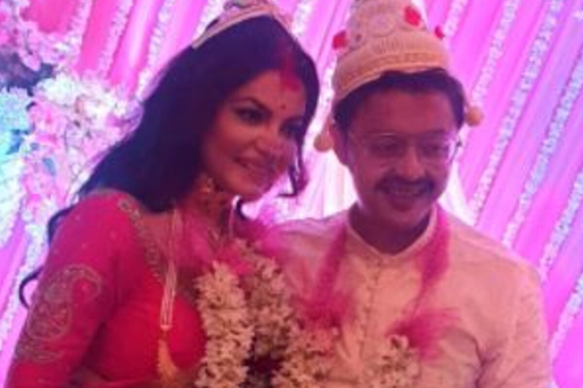 ভ্যালেন্টাইনস ডে অর্থাৎ প্রেম দিবসেই গাঁটছড়া বাঁধলেন সায়ন্তনী ও ইন্দ্রনীল। বহুদিন ধরেই সম্পর্কে ছিলেন এই টেলি তারকা জুটি। অবশেষে সেই প্রেম পরিণতি পেল। নিজেদের সম্পর্ক নিয়ে কখনও কোনও গোপনীয়তা বজায় রাখেননি তাঁরা। ভ্যালেন্টাইনস ডে অর্থাৎ প্রেম দিবসেই গাঁটছড়া বাঁধলেন সায়ন্তনী ও ইন্দ্রনীল। বহুদিন ধরেই সম্পর্কে ছিলেন এই টেলি তারকা জুটি। অবশেষে সেই প্রেম পরিণতি পেল। নিজেদের সম্পর্ক নিয়ে কখনও কোনও গোপনীয়তা বজায় রাখেননি তাঁরা।