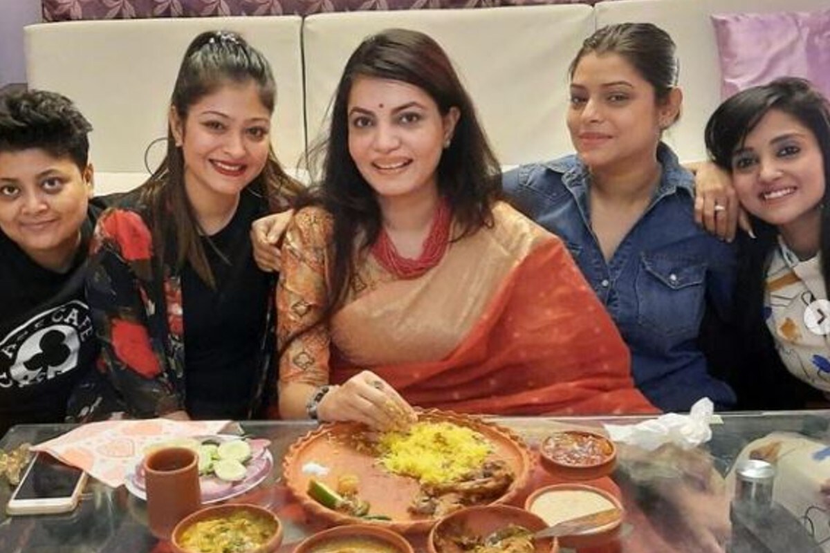 বিয়ের আগে সায়ন্তনীর বান্ধবীরা অর্থাৎ গীত রায়, রুকমা রায়, শ্রীতমা রায়চৌধুরী সকলে মিলে আইবুড়ো ভাতের আয়োজন করেছিলেন। বান্ধবীরা ভূরিভোজ করিয়েছেন অভিনেত্রীকে। সঙ্গে ছিল স্পিনস্টার পার্টিও। বিয়ের আগে সায়ন্তনীর বান্ধবীরা অর্থাৎ গীত রায়, রুকমা রায়, শ্রীতমা রায়চৌধুরী সকলে মিলে আইবুড়ো ভাতের আয়োজন করেছিলেন। বান্ধবীরা ভূরিভোজ করিয়েছেন অভিনেত্রীকে। সঙ্গে ছিল স্পিনস্টার পার্টিও।