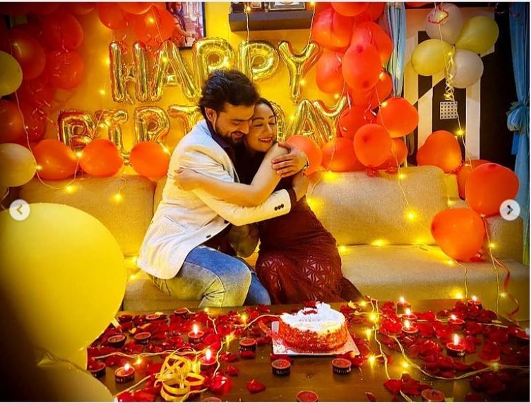 ‘সাত ভাই চম্পা’র সেটেই আলাপ রুদ্র-প্রমিতার। ওই ধারাবাহিকে ‘পারুল’ হয়েছিলেন প্রমিতা। এর আগে ‘বধূবরণ’-মেগা ধারাবাহিকের মুখ্য চরিত্রে দেখা গিয়েছিল প্রমিতাকে ‘সাত ভাই চম্পা’র সেটেই আলাপ রুদ্র-প্রমিতার। ওই ধারাবাহিকে ‘পারুল’ হয়েছিলেন প্রমিতা। এর আগে ‘বধূবরণ’-মেগা ধারাবাহিকের মুখ্য চরিত্রে দেখা গিয়েছিল প্রমিতাকে