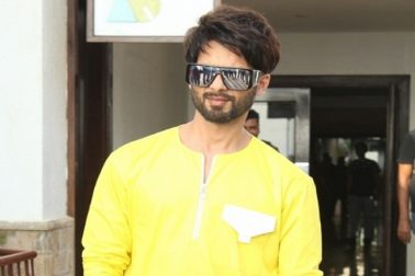 কবীর সিং (Kabir Singh) নামটা যেন সেঁটে গিয়েছে তাঁর অ্যাপিয়ারেন্সের সঙ্গে! তবে ওটা দুর্দান্ত অভিনয়ক্ষমতা ছাড়া আর কিছুই নয়! সত্যি বলতে কী, বলিউডে শাহিদ কাপুরকে (Shahid Kapoor) নিয়ে কোনও দিন কোনও রকমের উচ্ছৃঙ্খলতার কথা ওঠেনি। এই দিক থেকে কেউ দেশের জনপ্রিয় নায়ককে নিয়ে কোনও কথা বলতে পারবেন না। ছবির সেটে যতটুকু সময় দেওয়ার, তিনি দেন। বাকি সময়টা শাহিদ আদ্যন্ত পারিবারিক এক মানুষ! আজ তিনি পা রাখলেন ৪০ বছরের জন্মদিনে। প্রতি বারের মতো এবারেও তিনি এই বিশেষ দিনটা ভাগ করে নিচ্ছেন পরিবারের সঙ্গেই, তেমনটাই বলছে বলিউডের অন্দরমহলের খবর। সেই সূত্রে দেখে নেওয়া যাক নায়কের কিছু বিরল পারিবারিক মুহূর্ত! কবীর সিং (Kabir Singh) নামটা যেন সেঁটে গিয়েছে তাঁর অ্যাপিয়ারেন্সের সঙ্গে! তবে ওটা দুর্দান্ত অভিনয়ক্ষমতা ছাড়া আর কিছুই নয়! সত্যি বলতে কী, বলিউডে শাহিদ কাপুরকে (Shahid Kapoor) নিয়ে কোনও দিন কোনও রকমের উচ্ছৃঙ্খলতার কথা ওঠেনি। এই দিক থেকে কেউ দেশের জনপ্রিয় নায়ককে নিয়ে কোনও কথা বলতে পারবেন না। ছবির সেটে যতটুকু সময় দেওয়ার, তিনি দেন। বাকি সময়টা শাহিদ আদ্যন্ত পারিবারিক এক মানুষ! আজ তিনি পা রাখলেন ৪০ বছরের জন্মদিনে। প্রতি বারের মতো এবারেও তিনি এই বিশেষ দিনটা ভাগ করে নিচ্ছেন পরিবারের সঙ্গেই, তেমনটাই বলছে বলিউডের অন্দরমহলের খবর। সেই সূত্রে দেখে নেওয়া যাক নায়কের কিছু বিরল পারিবারিক মুহূর্ত!