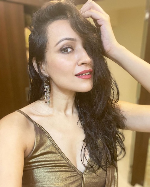 সোনালী শেডের শাড়ি, লাল লিপস্টিক ও লম্বা কানের দুলে দীপান্বিতা যেন আরও মোহময়ী (ছবি: ইনস্টাগ্রাম)