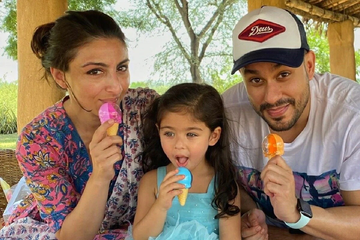কুণাল খেমু - প্যারিসে সোহা আলি খানকে (Soha Ali Khan) প্রোপোজ করেছিলেন কুণাল খেমু (Kunal Kemmu)। উচ্ছ্বসিত নায়িকা সবাইকে জানিয়েছিলেন ট্যুইট করে- দুনিয়ার সেরা আংটিটা দিয়ে কুণাল তাঁর মন জয় করে নিয়েছেন! কুণাল খেমু - প্যারিসে সোহা আলি খানকে (Soha Ali Khan) প্রোপোজ করেছিলেন কুণাল খেমু (Kunal Kemmu)। উচ্ছ্বসিত নায়িকা সবাইকে জানিয়েছিলেন ট্যুইট করে- দুনিয়ার সেরা আংটিটা দিয়ে কুণাল তাঁর মন জয় করে নিয়েছেন!