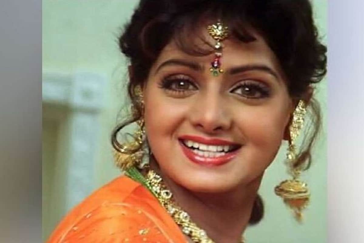 •শ্রী (Sridevi) আর নেই, খবরটা পাওয়া মাত্রই যে ভাবে ভেঙে পড়েছিল বলিউড, ঠিক একই ভাবে তা মেনে নিতে নারাজ ছিলেন তাঁর ভক্তরাও। তিন বছর আগে আজকের দিনে দুবাইয়ে মৃত্যু হয় বলিউডের প্রথম ফিমেল সুপারস্টার শ্রীদেবীর। ঠিক কী কারণে তাঁর মৃত্যু হয়েছে এই নিয়ে একাধিক প্রশ্ন ও বিতর্ক থাকলেও সে নিয়ে খুব বেশি জলঘোলা হয়নি। বর্তমানে স্ত্রীর স্মৃতি আঁকড়েই দুই মেয়েকে নিয়ে সংসার করছেন বনি কাপুর (Boney Kapoor)। •শ্রী (Sridevi) আর নেই, খবরটা পাওয়া মাত্রই যে ভাবে ভেঙে পড়েছিল বলিউড, ঠিক একই ভাবে তা মেনে নিতে নারাজ ছিলেন তাঁর ভক্তরাও। তিন বছর আগে আজকের দিনে দুবাইয়ে মৃত্যু হয় বলিউডের প্রথম ফিমেল সুপারস্টার শ্রীদেবীর। ঠিক কী কারণে তাঁর মৃত্যু হয়েছে এই নিয়ে একাধিক প্রশ্ন ও বিতর্ক থাকলেও সে নিয়ে খুব বেশি জলঘোলা হয়নি। বর্তমানে স্ত্রীর স্মৃতি আঁকড়েই দুই মেয়েকে নিয়ে সংসার করছেন বনি কাপুর (Boney Kapoor)।