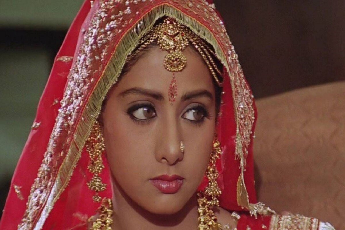 •এই ছবিটি যশ চোপড়া (Yash Chopra)-র রোম্যান্টিক লমহে (Lamhe) সিনেমার দৃশ্য। এখানে দুর্দান্ত লুকে দেখা যাচ্ছে তাঁকে। এই ছবিতে তাঁর সঙ্গে স্ক্রিন শেয়ার করেছেন অনিল কাপুর (Anil Kapoor)। এই জুটির অভিনয় এই ছবিকে একাধিক অ্যাওয়র্ড জিতিয়েছে। •এই ছবিটি যশ চোপড়া (Yash Chopra)-র রোম্যান্টিক লমহে (Lamhe) সিনেমার দৃশ্য। এখানে দুর্দান্ত লুকে দেখা যাচ্ছে তাঁকে। এই ছবিতে তাঁর সঙ্গে স্ক্রিন শেয়ার করেছেন অনিল কাপুর (Anil Kapoor)। এই জুটির অভিনয় এই ছবিকে একাধিক অ্যাওয়র্ড জিতিয়েছে।
