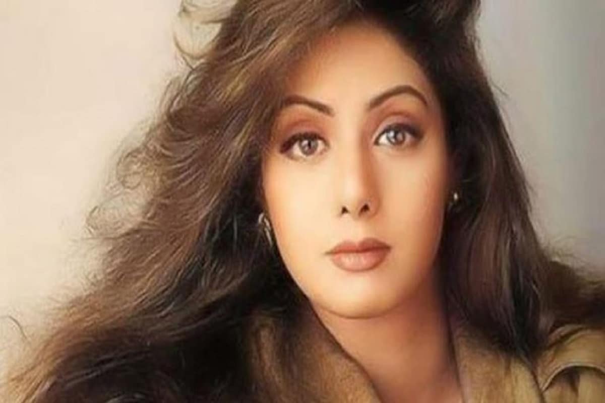 •শিশু শিল্পী হিসেবে কন্ধন করুনাই (Kandhan Karunai) সিনেমা দিয়ে যাত্রা শুরু করেন শ্রীদেবী। শুরু থেকেই নাচ ও অভিনয়ে সকলের মন জিতে নিয়েছিলেন। তাঁর অভিনয় দক্ষতা তাঁকে বলিউডে আর পাঁচটা হিরোইনের থেকে আলাদা করত। •শিশু শিল্পী হিসেবে কন্ধন করুনাই (Kandhan Karunai) সিনেমা দিয়ে যাত্রা শুরু করেন শ্রীদেবী। শুরু থেকেই নাচ ও অভিনয়ে সকলের মন জিতে নিয়েছিলেন। তাঁর অভিনয় দক্ষতা তাঁকে বলিউডে আর পাঁচটা হিরোইনের থেকে আলাদা করত।
