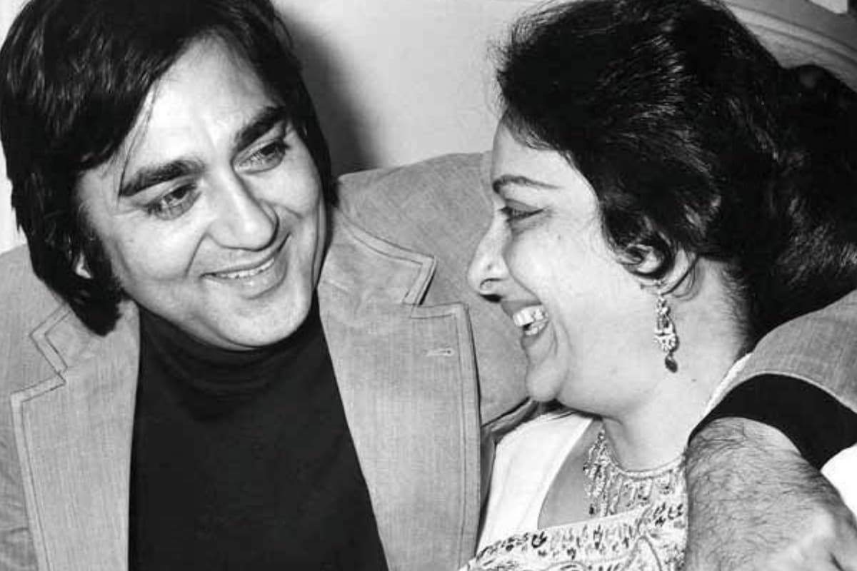 প্রেমের সঙ্গে আগুনের কতই না তুলনা, উপমা। সিনেমার শুটিংয়েও আগুন থেকে অচৈতন্য নায়িকার দেহ বের করে আনছেন নায়ক, এমন দৃশ্যও আছে ভূরি ভূরি। কিন্তু, এমন এক বাস্তব প্রেম যে আগুন থেকেই শুরু হয়েছিল, তা আজও নিদর্শন। (Story: Sharmila Maiti) প্রেমের সঙ্গে আগুনের কতই না তুলনা, উপমা। সিনেমার শুটিংয়েও আগুন থেকে অচৈতন্য নায়িকার দেহ বের করে আনছেন নায়ক, এমন দৃশ্যও আছে ভূরি ভূরি। কিন্তু, এমন এক বাস্তব প্রেম যে আগুন থেকেই শুরু হয়েছিল, তা আজও নিদর্শন। (Story: Sharmila Maiti)