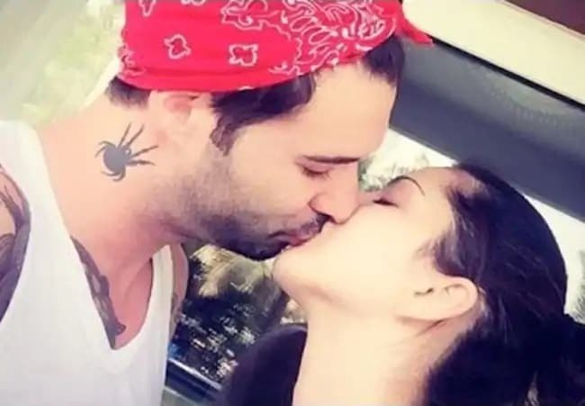 • সানি লিওনকে (Sunny Leone) নিয়ে নানা অকথা, কুকথার শেষ নেই। কিন্তু তিনি বহু দিন ধরেই ড্যানিয়েল ওয়েবারের (Daniel Weber) স্ত্রী। দত্তক সন্তান নিশা ও দুই ছেলে নিয়ে ভরাট সংসার তাঁদের। • সানি লিওনকে (Sunny Leone) নিয়ে নানা অকথা, কুকথার শেষ নেই। কিন্তু তিনি বহু দিন ধরেই ড্যানিয়েল ওয়েবারের (Daniel Weber) স্ত্রী। দত্তক সন্তান নিশা ও দুই ছেলে নিয়ে ভরাট সংসার তাঁদের।
