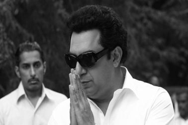 'থালাইভি' ছবিতে মারুথুর গোপালা রামচন্দ্রন (এমজিআর)-এর চরিত্রে অভিনয় করেছেন অরবিন্দ স্বামী। কয়েক মাস আগেই নিজের লুক শেয়ার করে সোশ্যাল মিডিয়ায় একাধিক ছবি পোস্ট করেছিলেন অভিনেতা। এমন এক চরিত্রে অভিনয় করার সুযোগ পেয়ে গর্বিত অভিনেতা ধন্যবাদ জানিয়েছিলেন ছবির পরিচালক এ এল বিজয় এবং প্রযোজক বিষ্ণু বর্ধন ইন্দুরিকে। 'থালাইভি' ছবিতে মারুথুর গোপালা রামচন্দ্রন (এমজিআর)-এর চরিত্রে অভিনয় করেছেন অরবিন্দ স্বামী। কয়েক মাস আগেই নিজের লুক শেয়ার করে সোশ্যাল মিডিয়ায় একাধিক ছবি পোস্ট করেছিলেন অভিনেতা। এমন এক চরিত্রে অভিনয় করার সুযোগ পেয়ে গর্বিত অভিনেতা ধন্যবাদ জানিয়েছিলেন ছবির পরিচালক এ এল বিজয় এবং প্রযোজক বিষ্ণু বর্ধন ইন্দুরিকে।