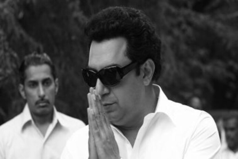 'থালাইভি' ছবিতে মারুথুর গোপালা রামচন্দ্রন (এমজিআর)-এর চরিত্রে অভিনয় করেছেন অরবিন্দ স্বামী। কয়েক মাস আগেই নিজের লুক শেয়ার করে সোশ্যাল মিডিয়ায় একাধিক ছবি পোস্ট করেছিলেন অভিনেতা। এমন এক চরিত্রে অভিনয় করার সুযোগ পেয়ে গর্বিত অভিনেতা ধন্যবাদ জানিয়েছিলেন ছবির পরিচালক এ এল বিজয় এবং প্রযোজক বিষ্ণু বর্ধন ইন্দুরিকে।