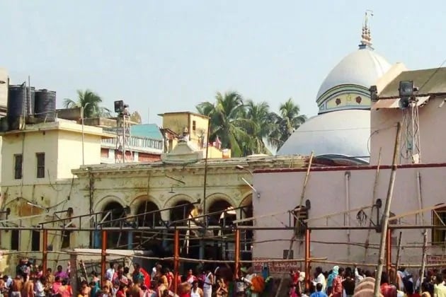 তারকেশ্বর মন্দিরের কর্তৃপক্ষ জানাচ্ছে, আপাতত সকাল আটটা থেকে দুপুর দুটো পর্যন্ত খোলা থাকবে মন্দির। মাস্ক, স্যানেটাইজার ব্যাবহার করা বাধ্যতামূলক। আপাতত এক সঙ্গে গর্ভগৃহে ঢুকতে পারবেন সর্বাধিক ৬ জন ভক্ত। তারকেশ্বর মন্দিরের কর্তৃপক্ষ জানাচ্ছে, আপাতত সকাল আটটা থেকে দুপুর দুটো পর্যন্ত খোলা থাকবে মন্দির। মাস্ক, স্যানেটাইজার ব্যাবহার করা বাধ্যতামূলক। আপাতত এক সঙ্গে গর্ভগৃহে ঢুকতে পারবেন সর্বাধিক ৬ জন ভক্ত।