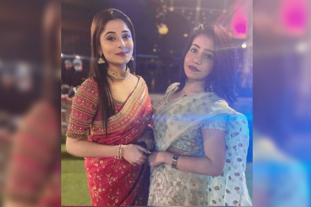 গুণগুণ থুড়ি তৃণার বিয়েতে তাঁর দুই বান্ধবী তথা সহ অভিনেত্রীও নজর কাড়েন। প্রিয়ঙ্কা মিত্র এদিন একটি মাজেন্টা রঙের জমকালো শাড়ি পরেন। গলার চোকার ছিল বিশেষ ভাবে নজর কাড়ার মতো। অভিনেত্রী সোনাল মিশ্র একটি হালকা প্যাস্টেল শেডের লেহেঙ্গা পরেন। ছিমছাম সাজেই নজর কাড়েন তিনিও। গুণগুণ থুড়ি তৃণার বিয়েতে তাঁর দুই বান্ধবী তথা সহ অভিনেত্রীও নজর কাড়েন। প্রিয়ঙ্কা মিত্র এদিন একটি মাজেন্টা রঙের জমকালো শাড়ি পরেন। গলার চোকার ছিল বিশেষ ভাবে নজর কাড়ার মতো। অভিনেত্রী সোনাল মিশ্র একটি হালকা প্যাস্টেল শেডের লেহেঙ্গা পরেন। ছিমছাম সাজেই নজর কাড়েন তিনিও।