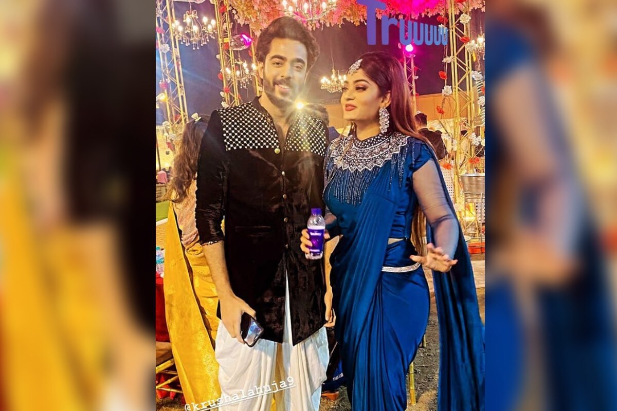 শুধু মহিলারাই নন। টেলিভিশনের আর এক জনপ্রিয় অভিনেতা ক্রুশাল আহুজাও এদিন ফ্যাশন স্টেটমেন্ট তৈরি করেছেন। এদিন তিনি একটি সাদা যোধপুরি ধোতি প্যান্টের সঙ্গে ফ্যাশনেবল কুর্তা পরেন। পায়ে ছিল নাগড়াই। শুধু মহিলারাই নন। টেলিভিশনের আর এক জনপ্রিয় অভিনেতা ক্রুশাল আহুজাও এদিন ফ্যাশন স্টেটমেন্ট তৈরি করেছেন। এদিন তিনি একটি সাদা যোধপুরি ধোতি প্যান্টের সঙ্গে ফ্যাশনেবল কুর্তা পরেন। পায়ে ছিল নাগড়াই।