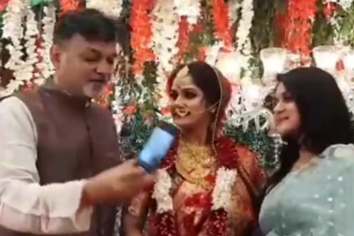 খাবারের সঙ্গে অতিথিদের তালিকাতেও রয়েছে বিশেষ কিছু নাম। স্ত্রী মিথিলার সঙ্গে আসেন পরিচালক সৃজিত মুখোপাধ্যায়। এদিন তাঁদের একসঙ্গে ছবিও তুলতে দেখা যায়। তবে এদিনের চিফ গেস্ট ছিলেন মুখ্যমন্ত্রী মমতা বন্দ্যোপাধ্যায়। তাড়াতাড়িই পৌঁছে যান তিনি। বিয়ের আগেই আশীর্বাদ করেন তৃণাকে। খাবারের সঙ্গে অতিথিদের তালিকাতেও রয়েছে বিশেষ কিছু নাম। স্ত্রী মিথিলার সঙ্গে আসেন পরিচালক সৃজিত মুখোপাধ্যায়। এদিন তাঁদের একসঙ্গে ছবিও তুলতে দেখা যায়। তবে এদিনের চিফ গেস্ট ছিলেন মুখ্যমন্ত্রী মমতা বন্দ্যোপাধ্যায়। তাড়াতাড়িই পৌঁছে যান তিনি। বিয়ের আগেই আশীর্বাদ করেন তৃণাকে।