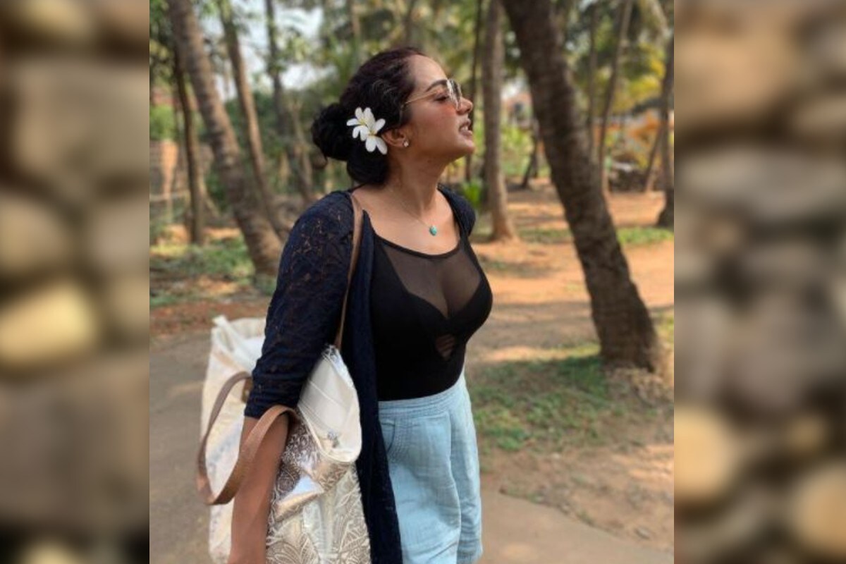 অরিন্দম শীলের ছবি আসছে আবার শবর থেকেই প্রথম নজরে আসেন তুহিনা। তার পরে ছোট পর্দায় বেশ কিছু কাজ করেছেন। সৃজিত মুখোপাধ্যায়ের ছবি দৃষ্টিকোণ এবং এক যে ছিল রাজা-তেও কাজ করেছেন। অরিন্দম শীলের ছবি আসছে আবার শবর থেকেই প্রথম নজরে আসেন তুহিনা। তার পরে ছোট পর্দায় বেশ কিছু কাজ করেছেন। সৃজিত মুখোপাধ্যায়ের ছবি দৃষ্টিকোণ এবং এক যে ছিল রাজা-তেও কাজ করেছেন।