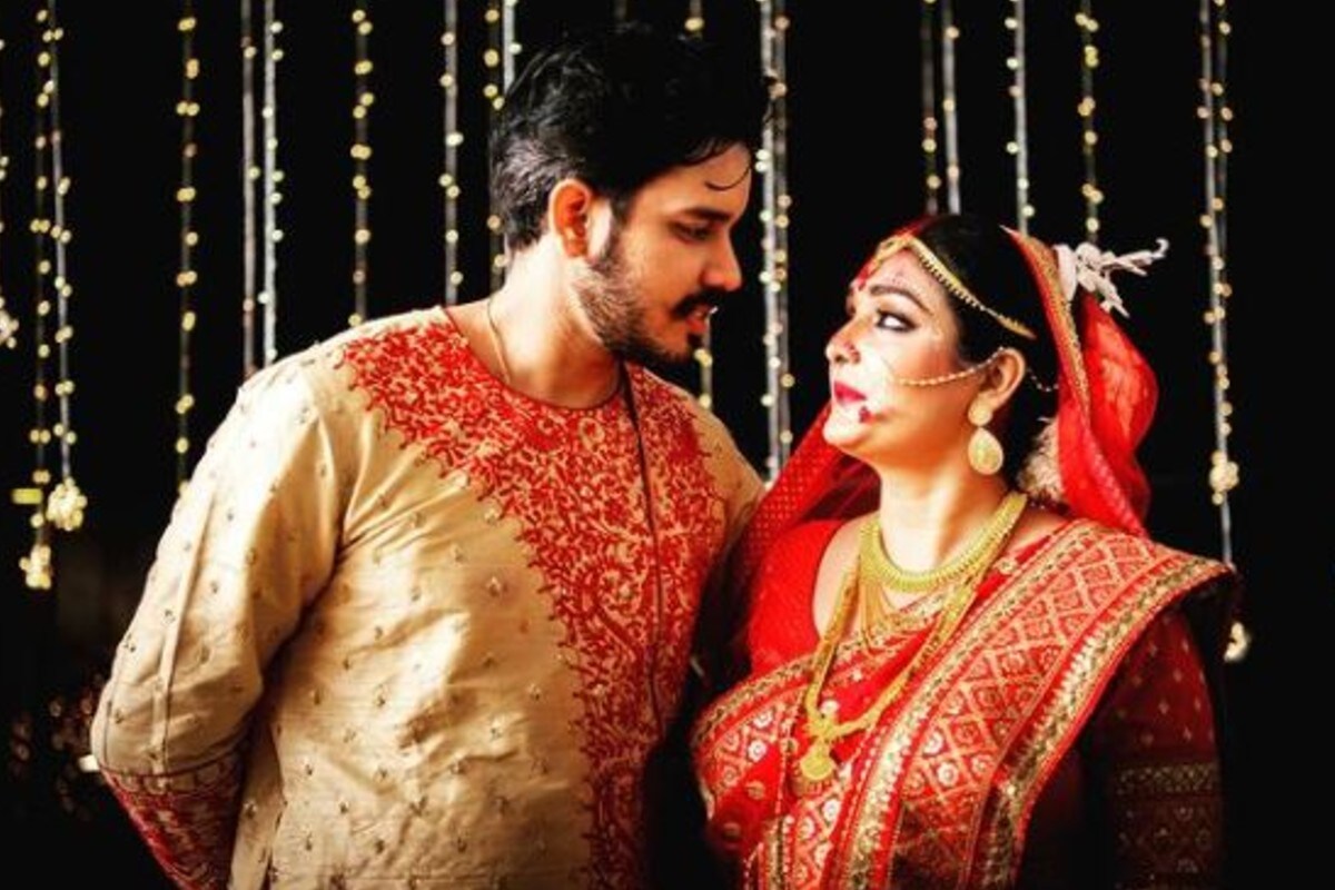 প্রসঙ্গত, ১৫ জানুয়ারি পরিণতি পেয়েছে সৌরভ-ত্বরিতার প্রেম। ১৭ জানুয়ারি ছিল রাজকীয় রিসেপশনের ব্যবস্থা। উত্তীর্ণতে বিয়ে এবং রিসেপশনের দিন চাঁদের হাট বসেছিল। কে ছিলেন না? ছোট পর্দা থেকে বড় পর্দার অনেকেই দেখা গিয়েছিল। প্রসঙ্গত, ১৫ জানুয়ারি পরিণতি পেয়েছে সৌরভ-ত্বরিতার প্রেম। ১৭ জানুয়ারি ছিল রাজকীয় রিসেপশনের ব্যবস্থা। উত্তীর্ণতে বিয়ে এবং রিসেপশনের দিন চাঁদের হাট বসেছিল। কে ছিলেন না? ছোট পর্দা থেকে বড় পর্দার অনেকেই দেখা গিয়েছিল।