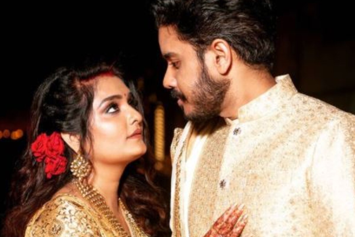 বছরের শেষে বিদেশে লম্বা হানিমুনে যাবেন দু'জন, তা নিউজ ১৮ বাংলাকে আগেই জানিয়েছিলেন ত্বরিতা। এছাড়া পাহাড়ে যাওয়ারও পরিকল্পনা রয়েছে তাঁদের। বিয়ের পরে কেমন কাটছে ত্বরিতার জীবন তা অবশ্য তাঁর হাসি মুখি বলে দিচ্ছে। নিজের বিয়ে মেটার পরে সৌরভের সঙ্গে একটি বিয়ে বাড়িতে গিয়েছিলেন দু'জনে। তবে বিয়ের পরে শাঁখা-পলা খোলার জন্য ট্রোল হতেও সময় লাগেনি। যদিও তার মোক্ষম জবাব দিয়েছেন ত্বরিতা। বছরের শেষে বিদেশে লম্বা হানিমুনে যাবেন দু'জন, তা নিউজ ১৮ বাংলাকে আগেই জানিয়েছিলেন ত্বরিতা। এছাড়া পাহাড়ে যাওয়ারও পরিকল্পনা রয়েছে তাঁদের। বিয়ের পরে কেমন কাটছে ত্বরিতার জীবন তা অবশ্য তাঁর হাসি মুখি বলে দিচ্ছে। নিজের বিয়ে মেটার পরে সৌরভের সঙ্গে একটি বিয়ে বাড়িতে গিয়েছিলেন দু'জনে। তবে বিয়ের পরে শাঁখা-পলা খোলার জন্য ট্রোল হতেও সময় লাগেনি। যদিও তার মোক্ষম জবাব দিয়েছেন ত্বরিতা।