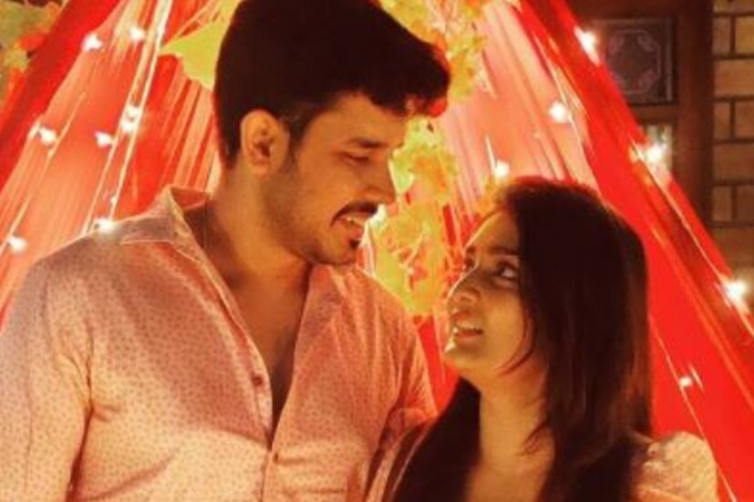 ত্বরিতা এদিন একটি ব্ল্যাক স্কার্টের সঙ্গে হালকা রঙের টপ পরেন। অন্যদিকে ফর্মাল ট্রাউজার ও শার্টে দেখা যায় সৌরভকে। এদিন একসঙ্গে নাচানাচিও করেন তাঁরা। 