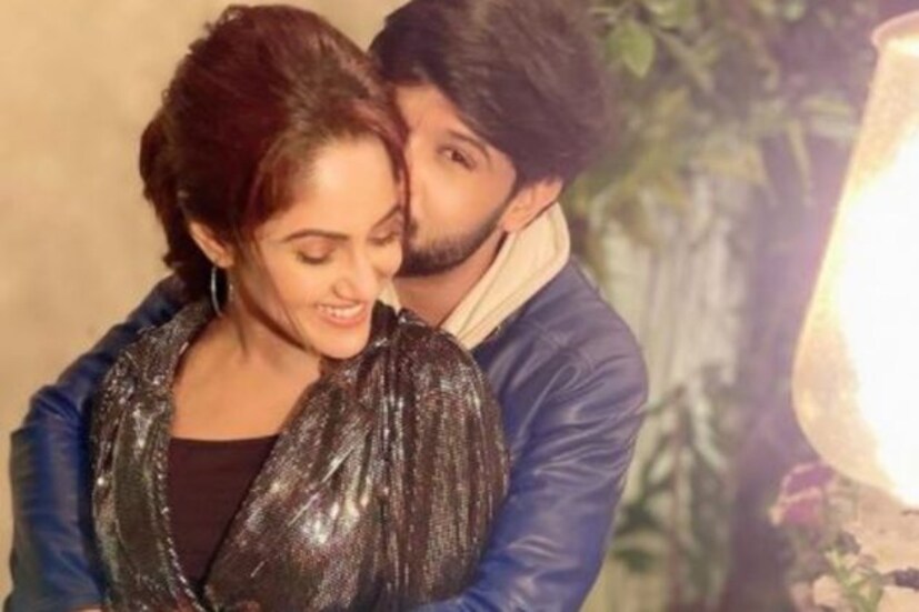সদ্য বিয়ে হয়েছে টেলিপাড়ার এই হিট জুটি নীল ভট্টাচার্য ও তৃণা সাহার। একসঙ্গে প্রায় ১১ টা বছর কাটিয়েছেন নীল তৃণা। কিন্তু বিয়ের পরে প্রথম ভ্যালেন্টাইনস ডে যে আরও স্পেশাল হবে তা বলাই বাহুল্য। নীল একটি রিল ভিডিও শেয়ার করেছেন। আর তৃণা এই ছবিটি শেয়ার করেছেন। 