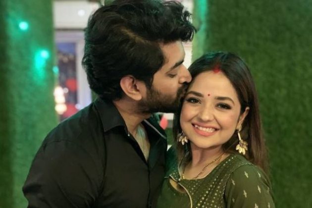 টলি পাড়ার আর এক সদ্য বিবাহিত জুটি মিমি দত্ত ও ওম সাহানি। বিয়ের পরে এটা তাঁদেরও প্রথম ভ্যালেন্টাইনস ডে। বিয়ের অ্যালবাম থেকেই এই ছবিটি শেয়ার করেছেন ওম। গতকাল কিস ডে উপলক্ষেও তাঁরা ছবি শেয়ার করেছিলেন। টলি পাড়ার আর এক সদ্য বিবাহিত জুটি মিমি দত্ত ও ওম সাহানি। বিয়ের পরে এটা তাঁদেরও প্রথম ভ্যালেন্টাইনস ডে। বিয়ের অ্যালবাম থেকেই এই ছবিটি শেয়ার করেছেন ওম। গতকাল কিস ডে উপলক্ষেও তাঁরা ছবি শেয়ার করেছিলেন।