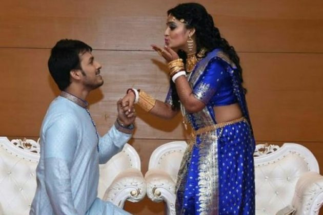 রাজা গোস্বামী ও মধুবনীর প্রেম শুরু হয়েছিল ভালোবাসা ডট কম ধারাবাহিক থেকে। সেই প্রেম বিয়েতে পরিণত হয়েছে। খুব শীঘ্রই সন্তানের জন্ম দিতে চলেছেন এই তারকা জুটি। বিয়ের সময়ের ছবি শেয়ার করেছেন ভ্যালেন্টাইনস ডে উপলক্ষে। রাজা গোস্বামী ও মধুবনীর প্রেম শুরু হয়েছিল ভালোবাসা ডট কম ধারাবাহিক থেকে। সেই প্রেম বিয়েতে পরিণত হয়েছে। খুব শীঘ্রই সন্তানের জন্ম দিতে চলেছেন এই তারকা জুটি। বিয়ের সময়ের ছবি শেয়ার করেছেন ভ্যালেন্টাইনস ডে উপলক্ষে।